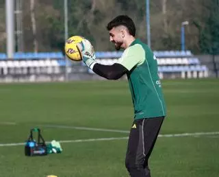 Una muralla que aviva las esperanzas: estos son los números de Leo Román en el Real Oviedo