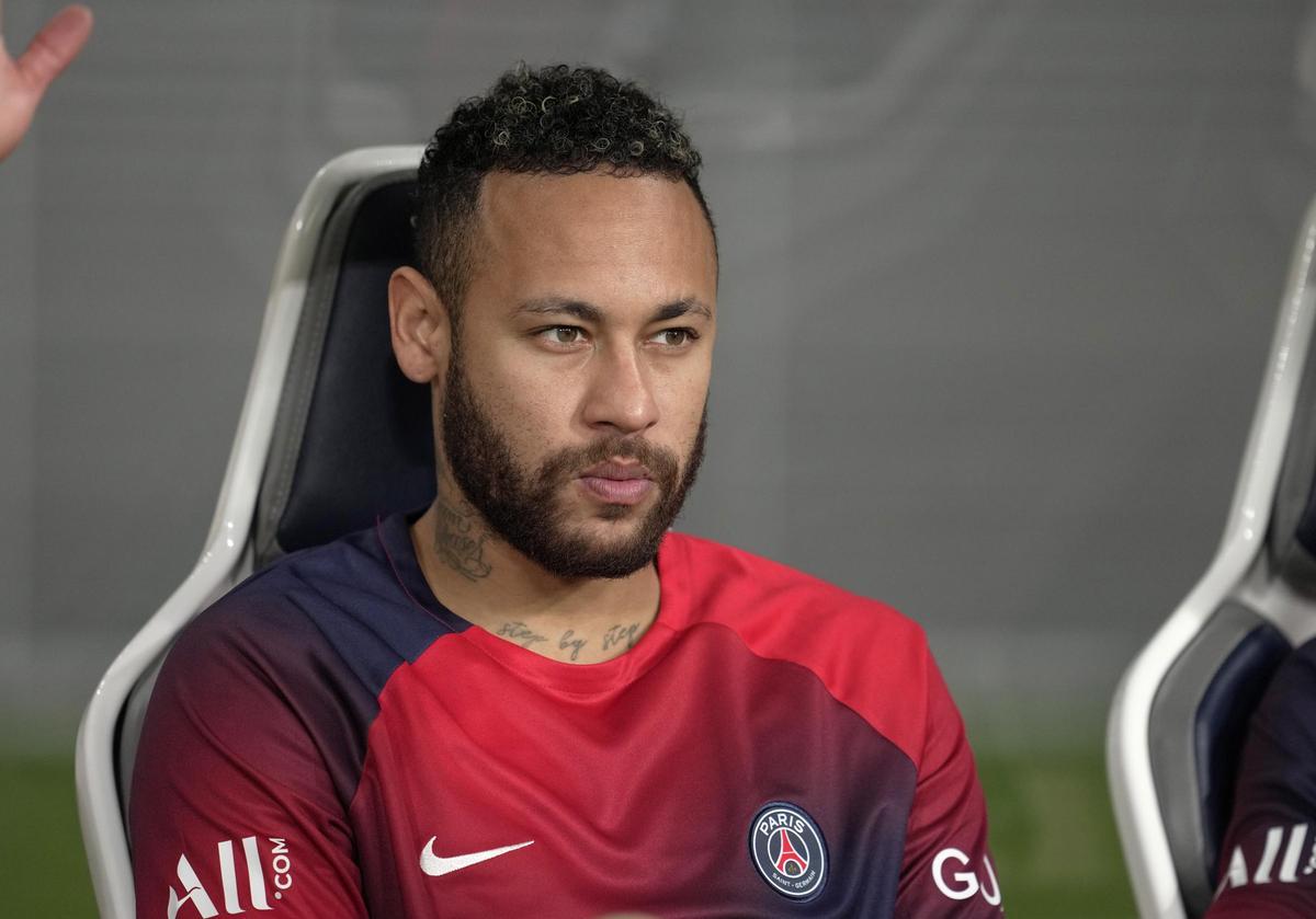 Neymar, en el banquillo del PSG. Neymar, en el banquillo del PSG.