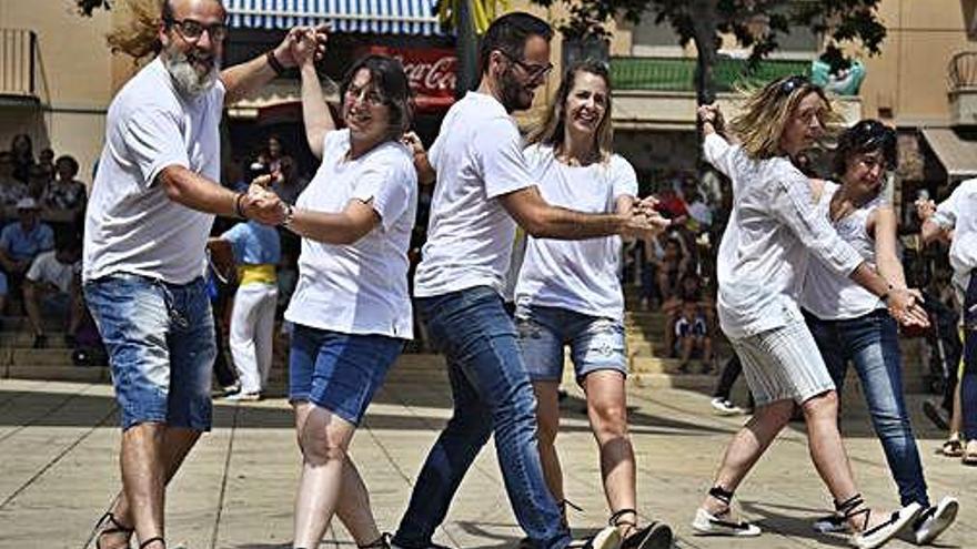 Danses i música a la matinal de cultura popular de Sant Joan