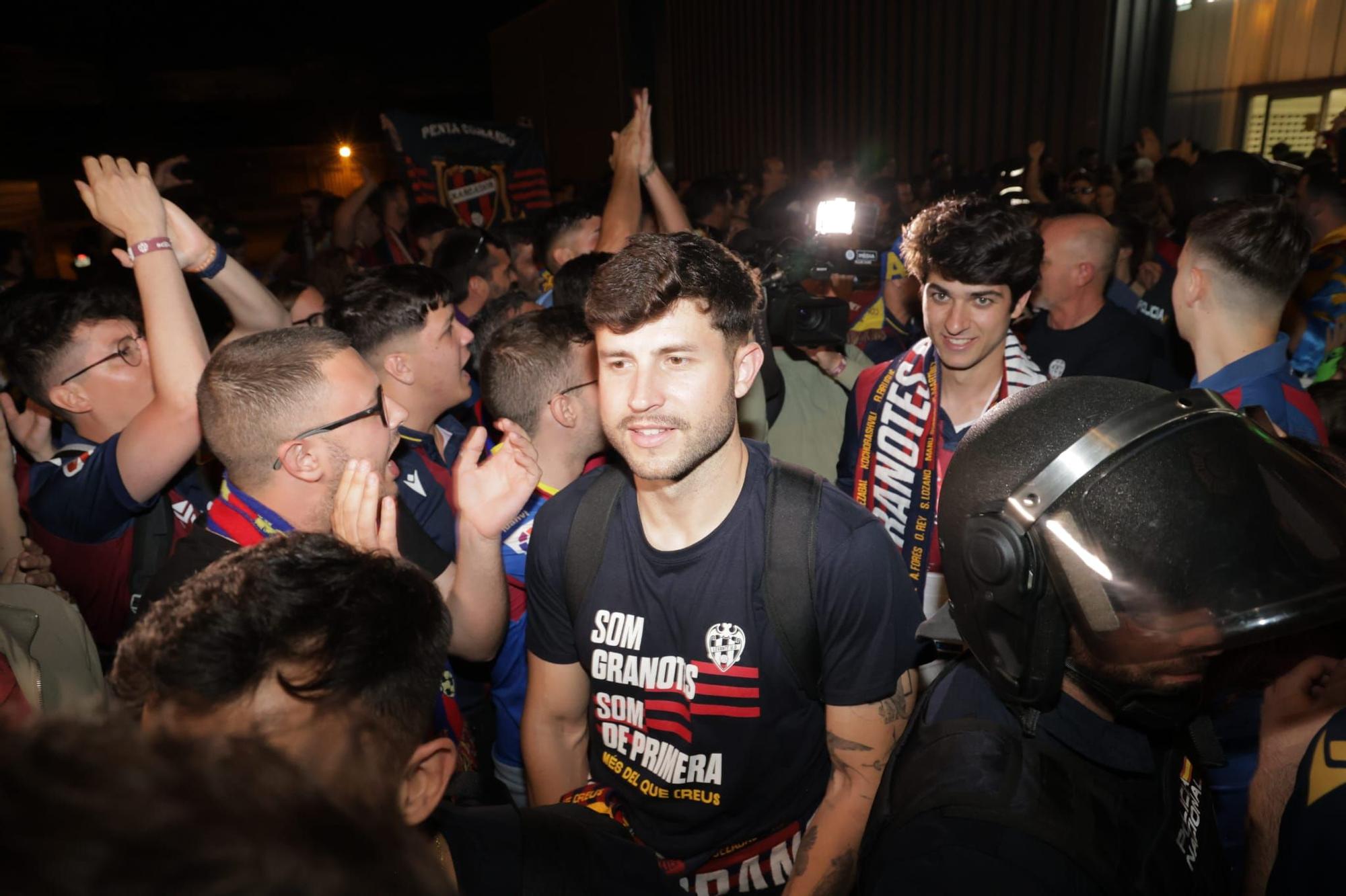 El Levante Ud llega a València tras conseguir el ascenso en Burgos