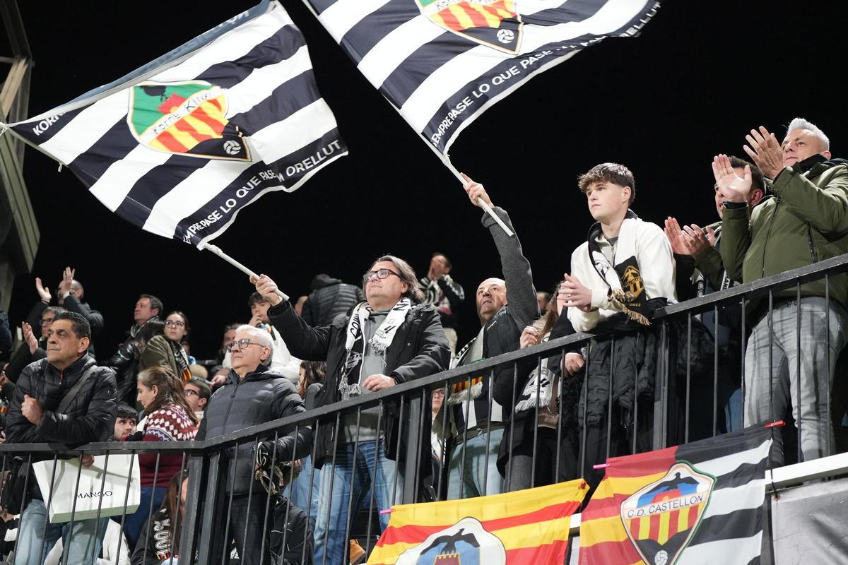 Aficionados del CD Castellón en el Estadio SkyFi Castalia.