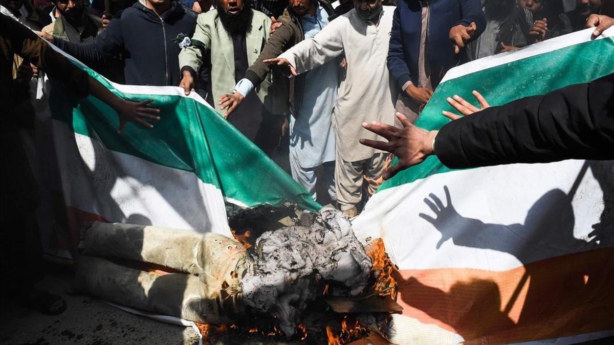 Manifestantes paquistanís queman una bandera india en Quetta.