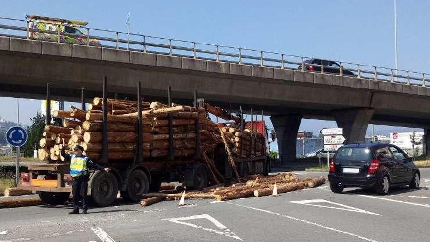 Troncos caídos en la carretera en la zona de A Pasaxe.