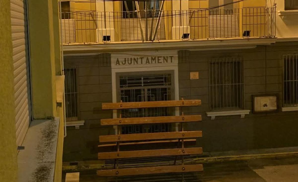 Los gamberros arrastraron la barrera de toros hasta la puerta del ayuntamiento