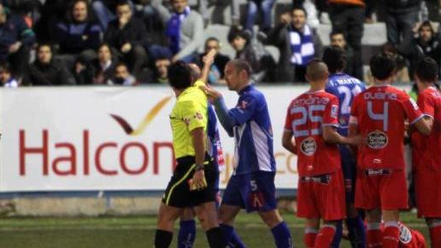 El colegiado expulsa a Miki en el minuto 35 tras una agresiva entrada al visitante Toni.