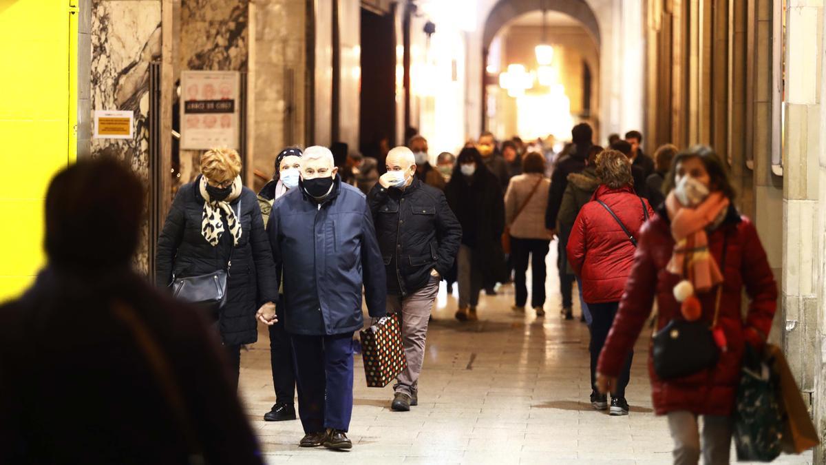 Varias personas, todas ellas con mascarilla, pasean este miércoles por el paseo Independencia de Zaragoza.