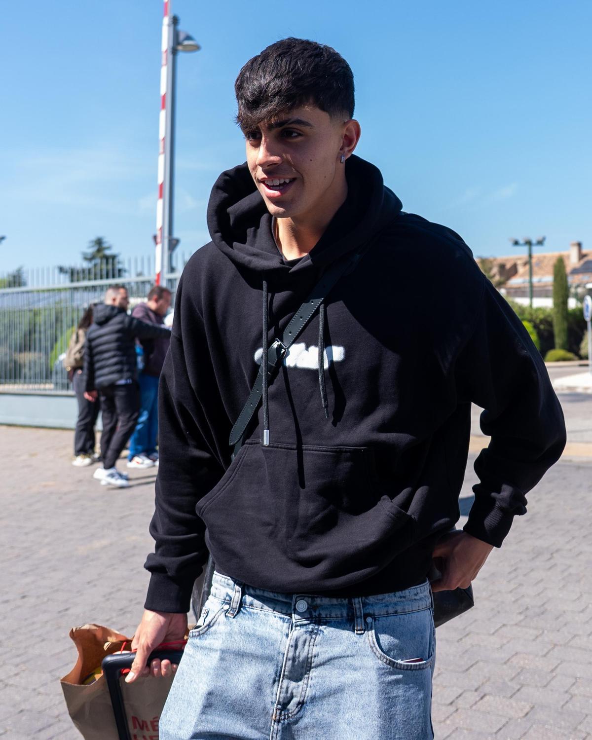 Marc Bernal, arribant a la convocatòria de la selecció