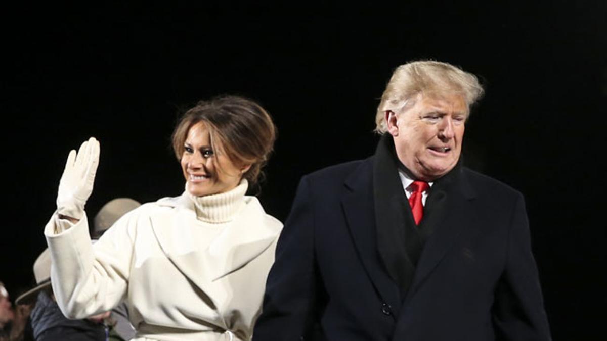 Melania Trump con look en tonos blancos para el tradicional encendido navideño