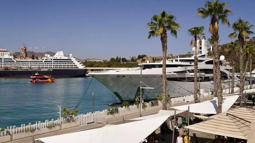 Dos megayates atracan en el Puerto de Málaga