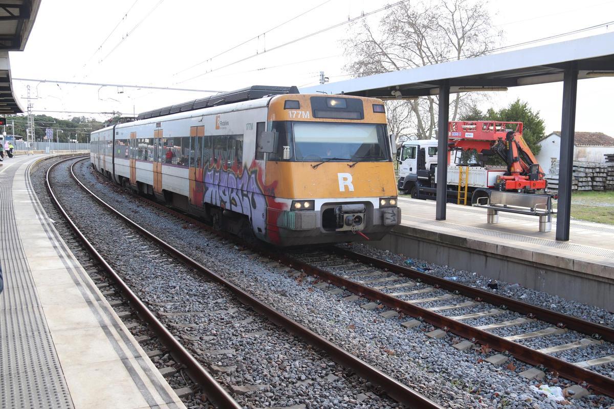 Un tren de Rodalies aparcat a l'andana de l'estació de Blanes