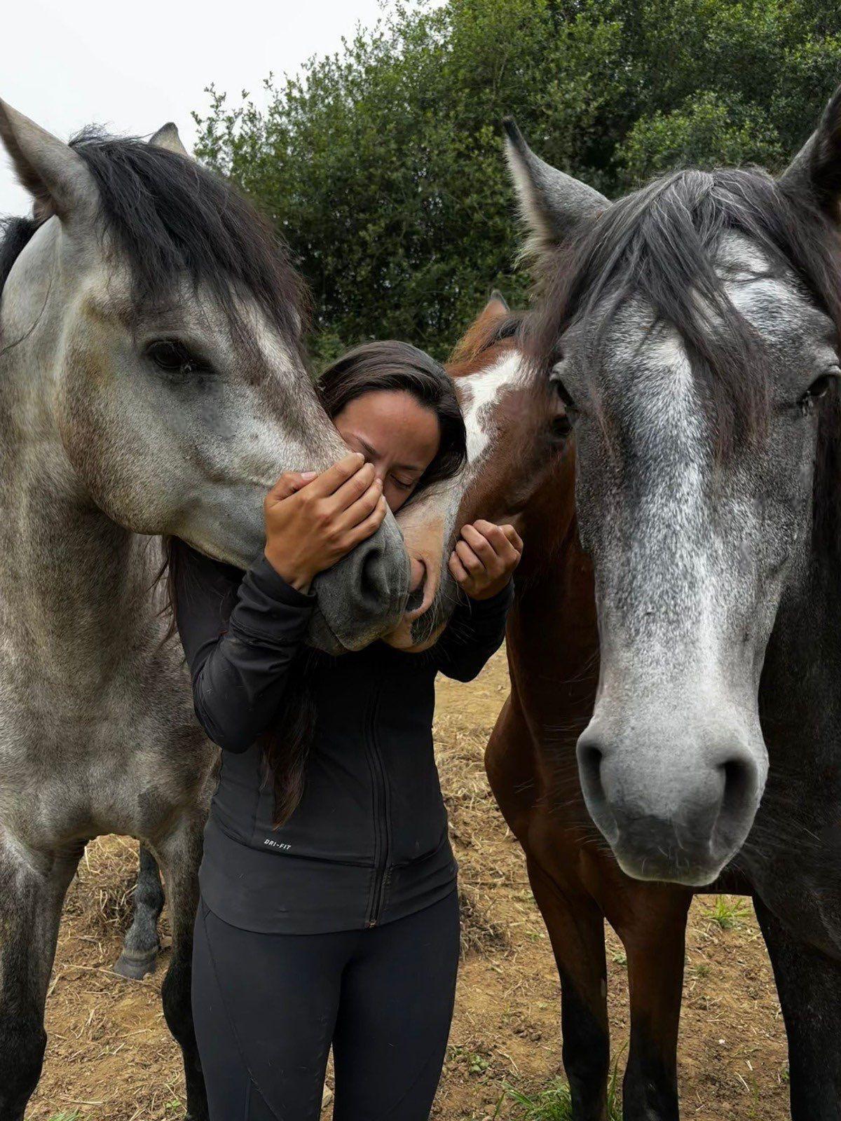 Iris González con sus caballos en Finca Calina, en Arteixo.