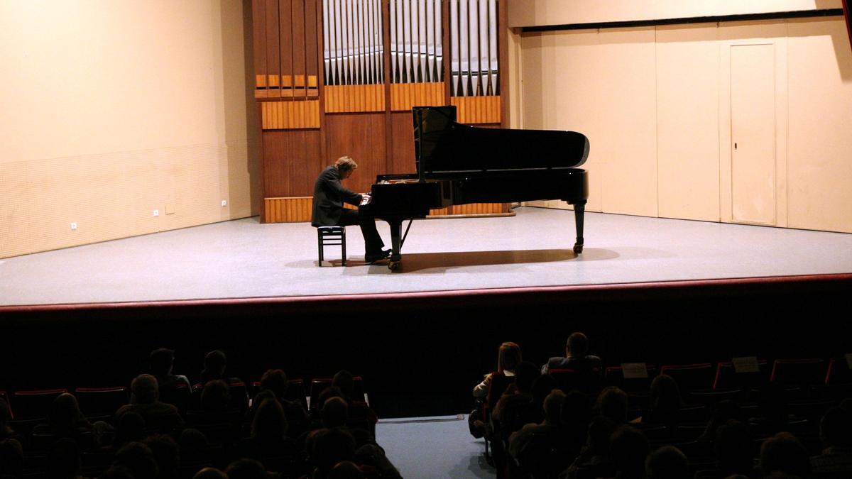 Concierto de piano en el salón de actos del Conservatorio Superior de Música.