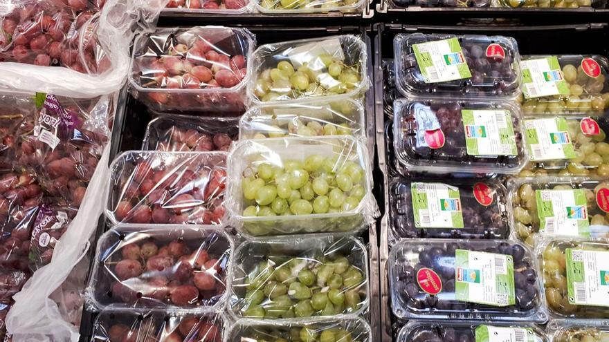 Francia prohíbe vender frutas y verduras envasadas en plástico