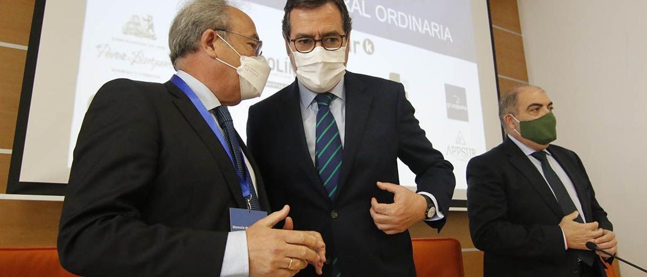 Antonio Díaz, Antonio Garamendi y Lorenzo Amor, en la clausura de la asamblea general ordinaria de CECO. / A.J. GONZÁLEZ