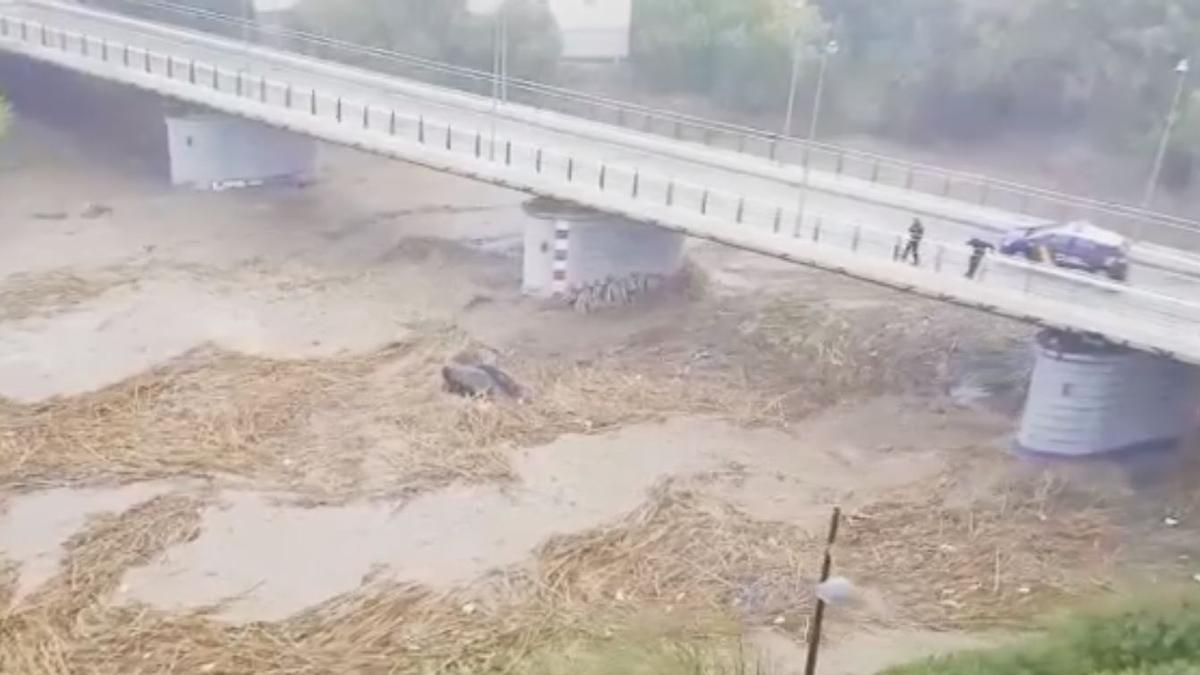 Coche arrastrado en Paiporta