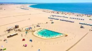 La inusual piscina de Portugal: climatizada, salada, gratis y fusionada con la arena de la playa