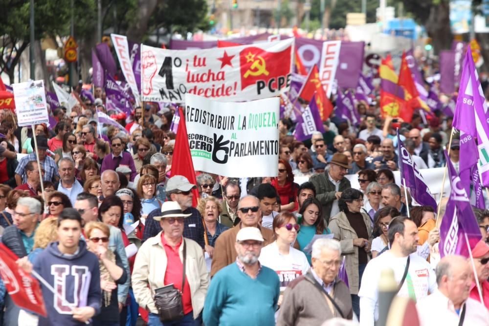 Miles de personas participan en la marcha convocada por los sindicatos para este martes, Día Internacional del Trabajo