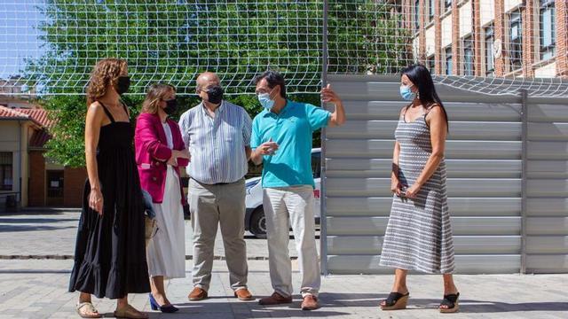 Rocío Lucas (segunda por la izquierda), en una visita a las obras del colegio Arias Gonzalo.