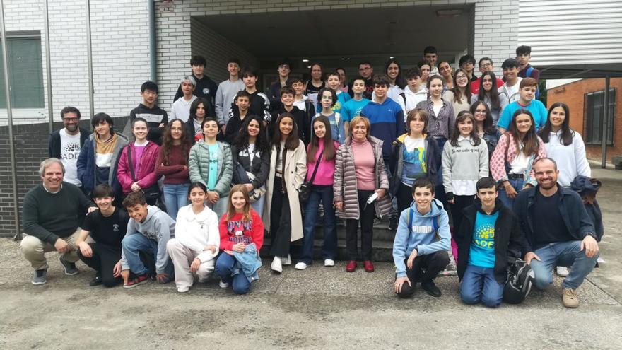 Los participantes, junto a varios profesores y el alcalde de Piloña, Iván Allende.