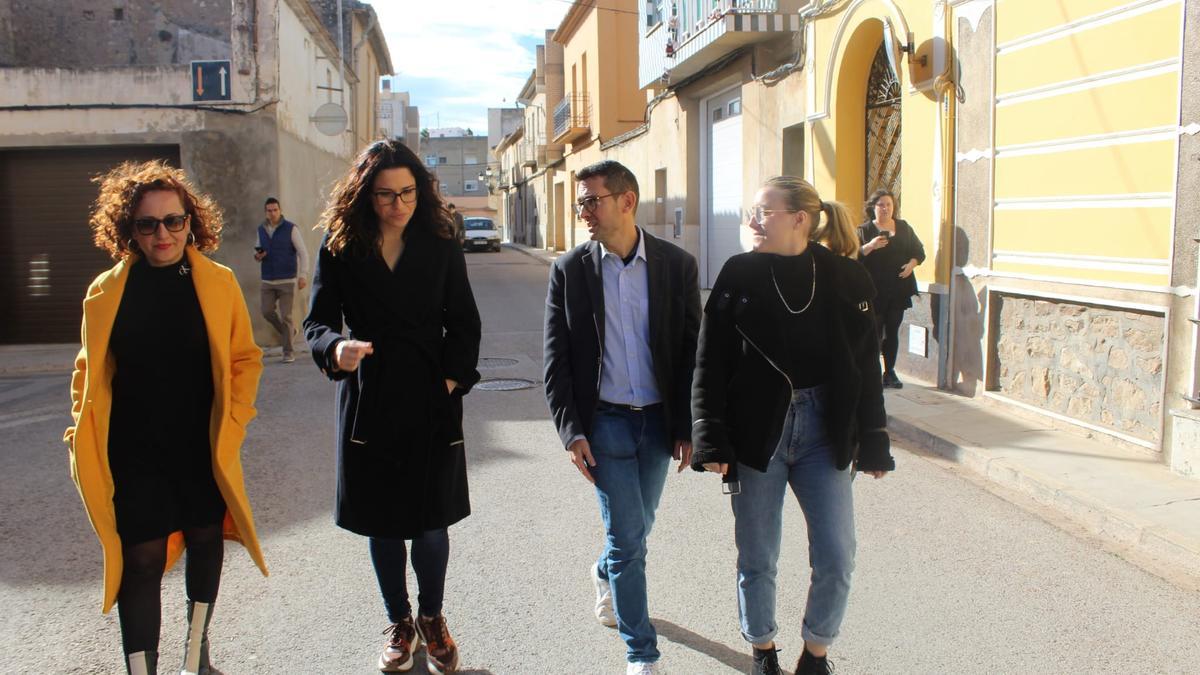 Aitana Mas, vicepresidenta del Consell, junto al alcalde Miguel Navarré y la concejala Mari Carmen Chiva