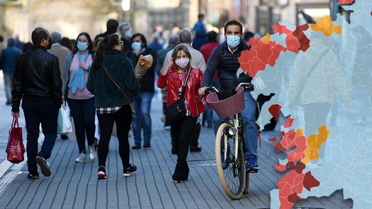 Ciudadanos gallegos caminan con mascarilla en Pontevedra