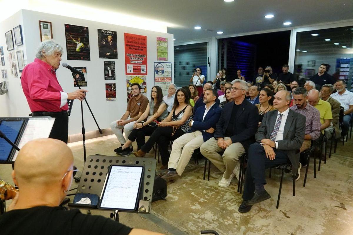 Caco Senante en la inauguración de la exposición.
