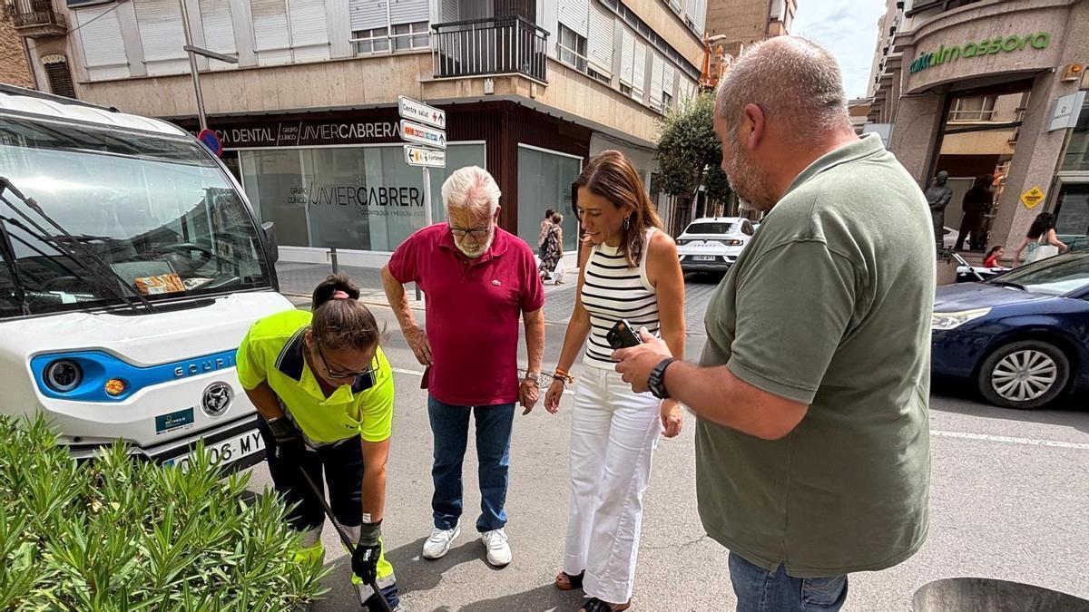 Imagen de una trabajadora limpiando un imbornal en Almassora.
