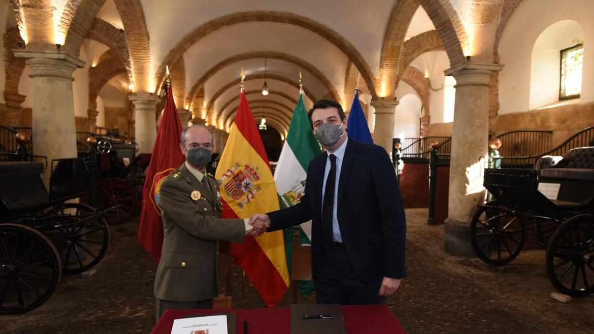 El alcalde de Córdoba, José María Bellido, y el teniente coronel, Antonio Ruiz, hoy en Caballerizas.