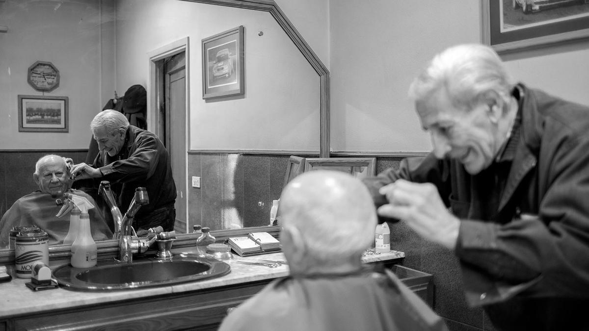 Santi cortando el pelo a Natalio