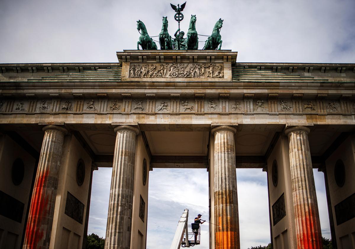 Berlín limpia la Puerta de Brandeburgo tras la protesta de activistas climáticos