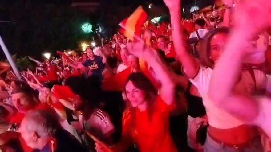 Los murcianos celebran en la avenida Teniente Flomesta la victoria de España