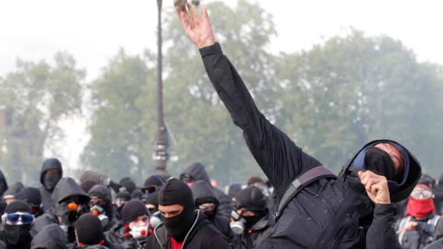 Un manifestante arroja gas durante las protestas de París.