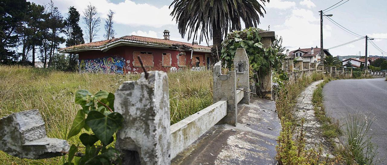 Uno de los chalés en estado ruinoso de la ciudad-jardín de La Maruca, en las inmediaciones de la factoría.