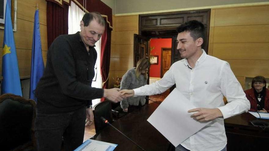 Kevin Díez recoge el diploma de manos del regidor.