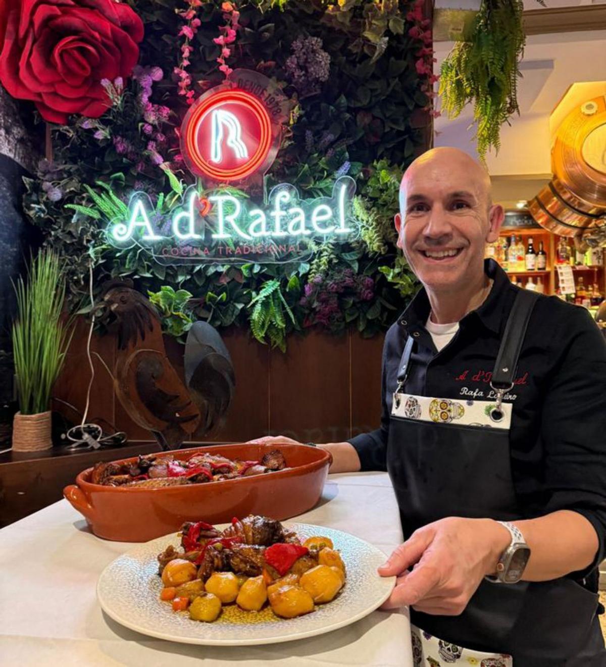 Rafael Lodeiro, cun plato de galo de curral.