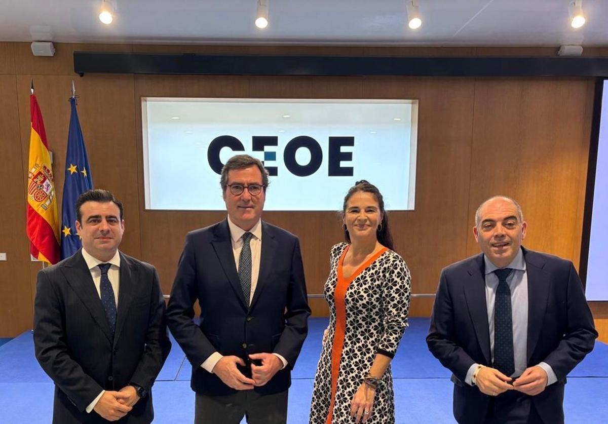 El presidente de CIEM, José Luis Iniesta, junto al presidente de CEOE, Antonio Garamendi; la vicepresidenta de CIEM y presidenta de ATA en Extremadura, Candelaria Carrera; y el presidente nacional de ATA, Lorenzo Amor.