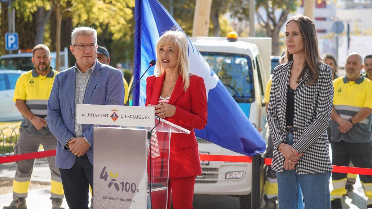 La alcaldesa, Pilar Díaz, junto al primer teniente de Alcaldía, Eduard Sanz, y la regidora de Espai Públic, Claudia Acebrón