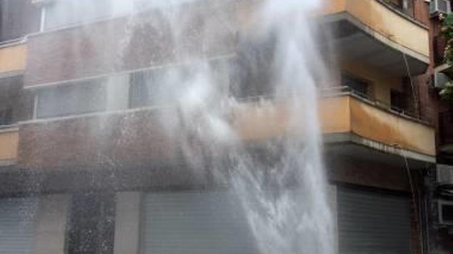 Espectacular fuita d&#039;aigua al carrer de Sant Joan d&#039;en Coll