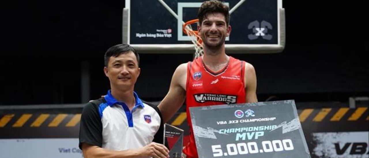 Carlos Martínez recibe el MVP de la liga de 3x3 de Vietnam.