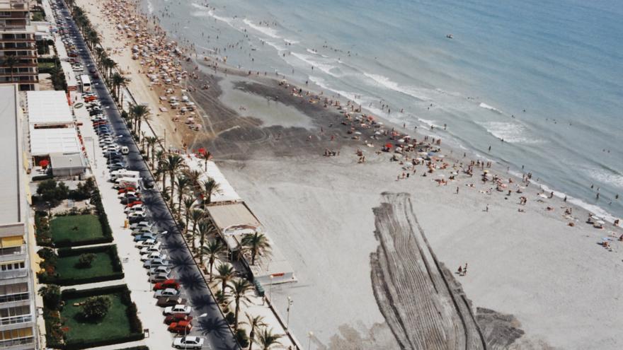 Así era la playa de San Juan antes y después de la regeneración de arena del año 1991