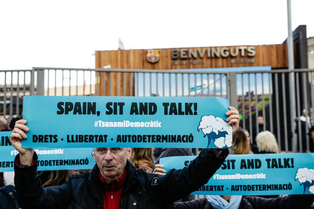 Protesta de Tsunami entorn el Camp Nou