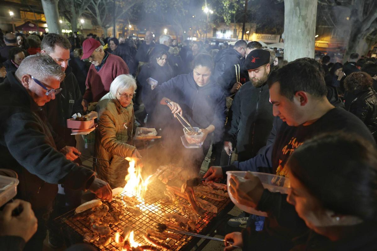 Sant Antoni se encomienda a sus fieles en un Primer Ball multitudinario en Manacor Sant Antoni se encomienda a sus fieles en un Primer Ball multitudinario en Manacor