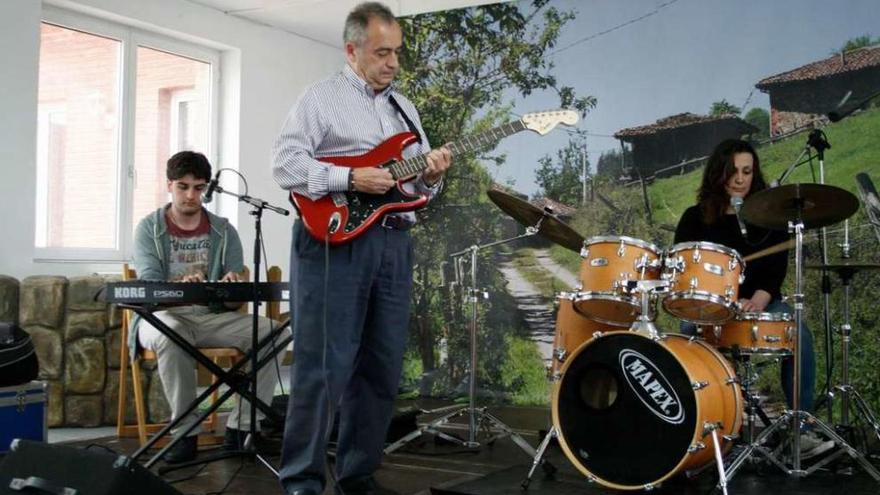 Ángel Riego, interpretando un solo de guitarra con el grupo &quot;Mapas&quot; en el acto de ayer.