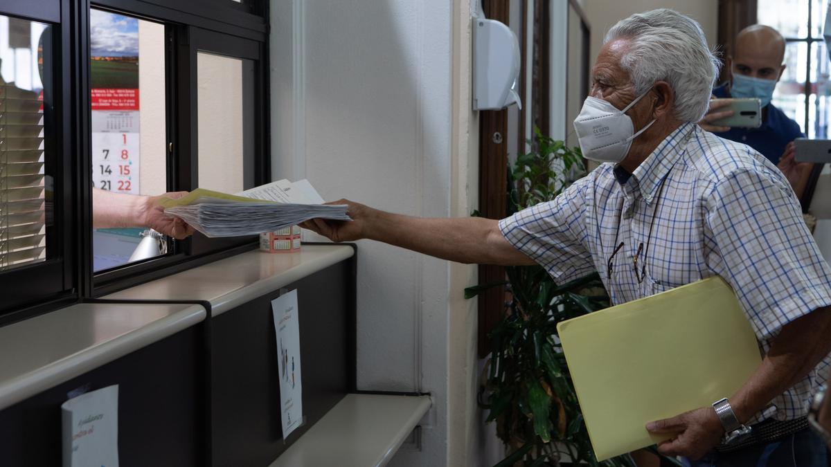 Artemio Pérez, de Faveza, entrega las firmas en el registro del Ayuntamiento
