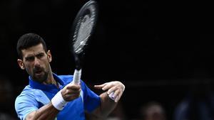 Djokovic devuelve una bola a Dimitrov