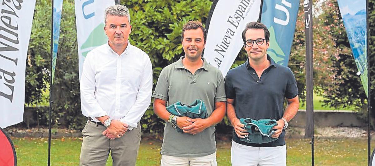 ganadores 4ª jornada. Alejandro Ruales Río y Pablo Álvarez Fuentes, junto a Enrique Álvarez, director de Banca Privada de Gijón de Unicaja.