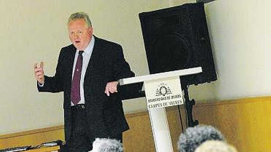 Paul L. Younger, durante su conferencia en en el campus de Mieres.