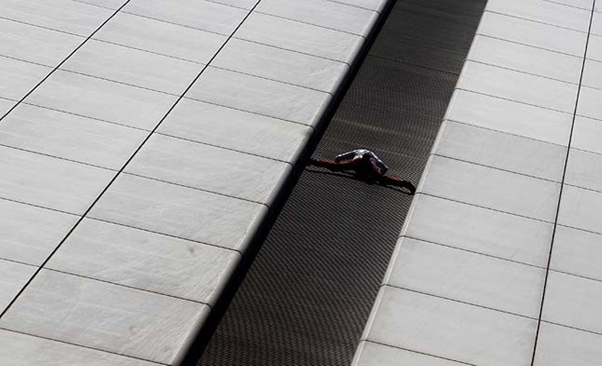 L’’Spiderman’ francès Alain Robert s’enfila els 137 metres d’altura del Banc Hang Seng, al districte financer central de Hong Kong (Xina).