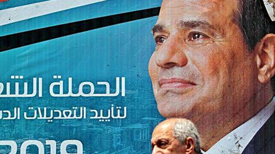 Un home davant d&#039;un anunci d&#039;Al-Sisi