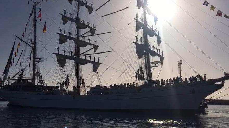 El buque escuela mexicano Cuauhtémoc en el puerto de Santa Cruz.